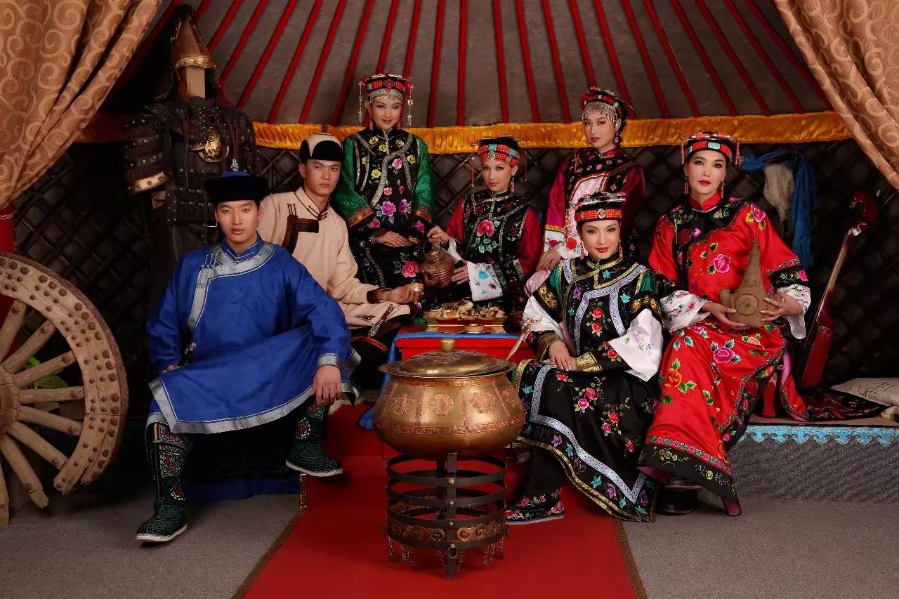 内蒙古蒙古族28部落的108套标准服饰和34组头饰