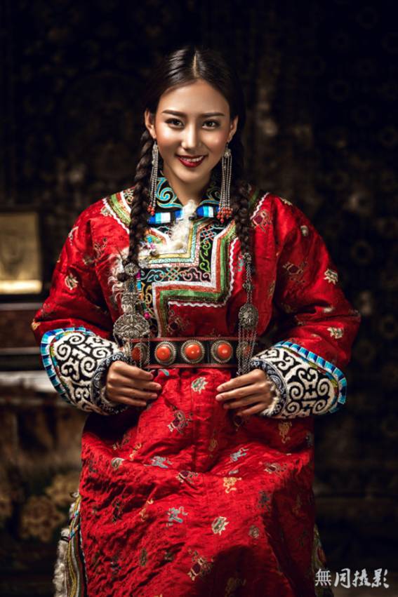 穿蒙古服饰的姑娘，太美了....