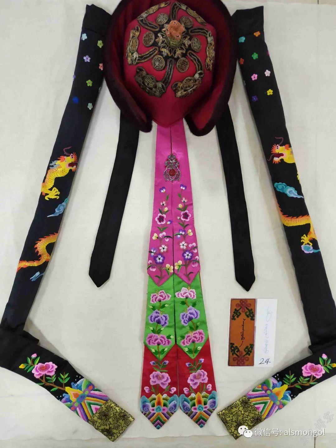 民俗丨阿拉善首届蒙古族刺绣银饰专题展览上的刺绣作品美翻了！