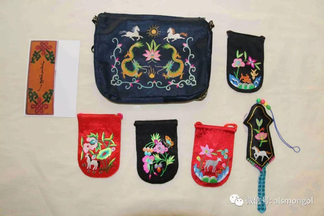 民俗丨阿拉善首届蒙古族刺绣银饰专题展览上的刺绣作品美翻了!