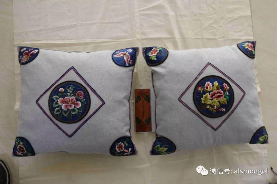 民俗丨阿拉善首届蒙古族刺绣银饰专题展览上的刺绣作品美翻了!