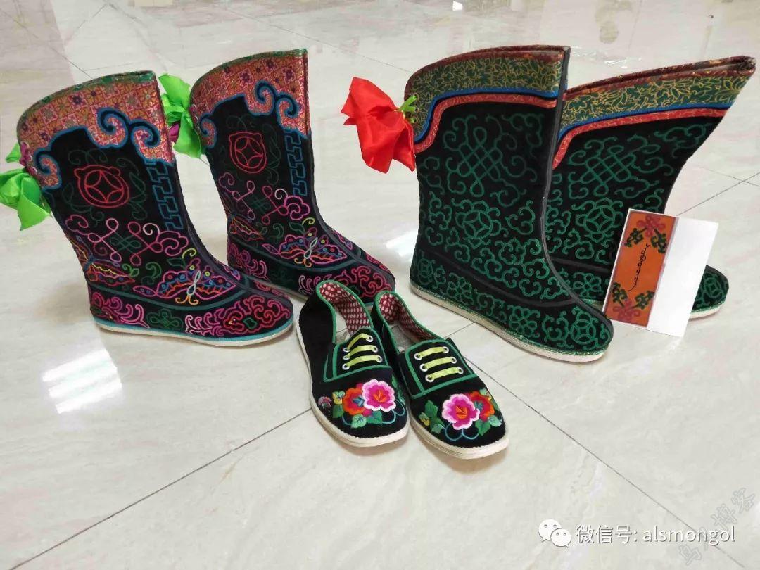 民俗丨阿拉善首届蒙古族刺绣银饰专题展览上的刺绣作品美翻了!
