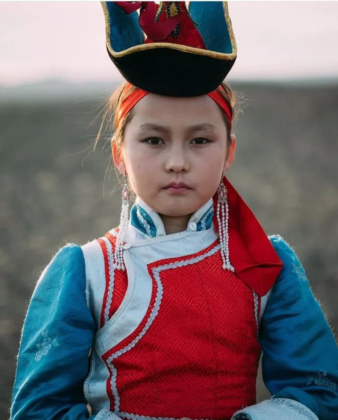 近距离的人像冲击力 | 拍摄于自蒙古国各地的人像照片
