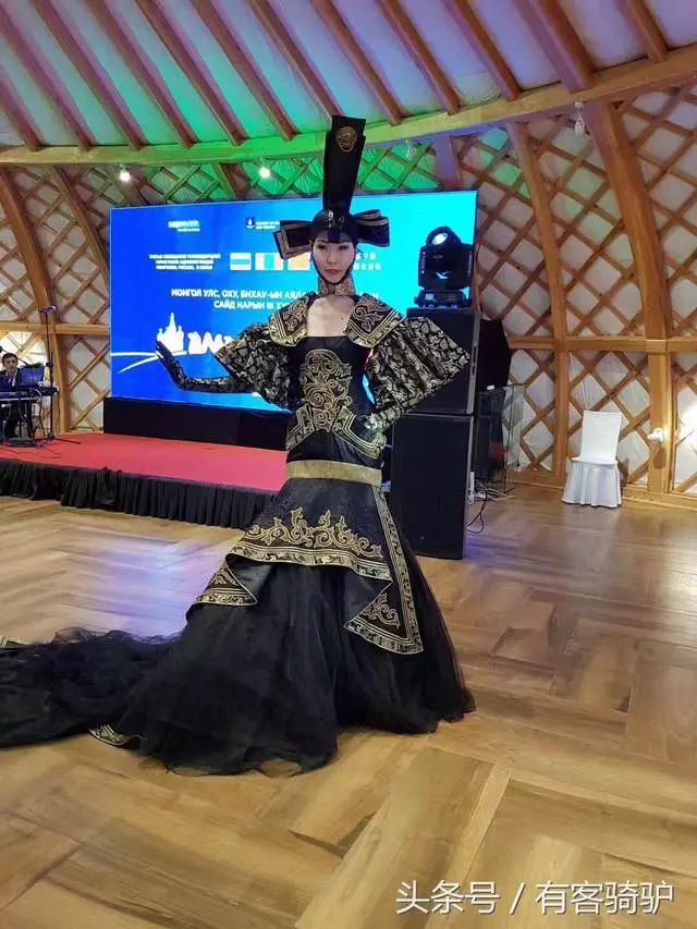 俄罗斯的蒙古族：模特民族服装展示，看看跟国内的蒙古族有啥不同