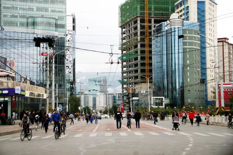 蒙古国的北京街乌兰巴托市无汽车日剪影