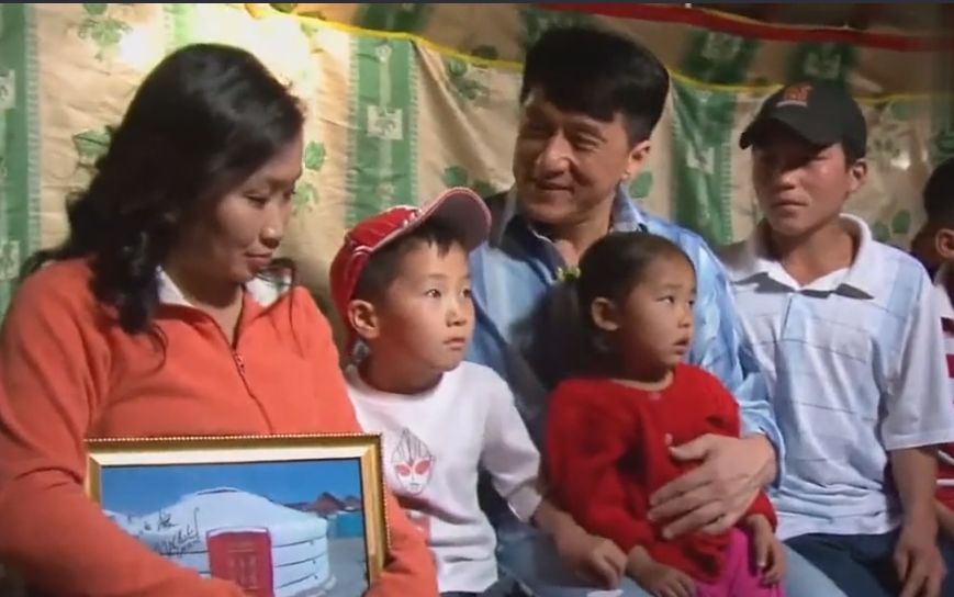 【今日头条】成龙援助蒙古贫困家庭 翻译小姐姐都看哭了...