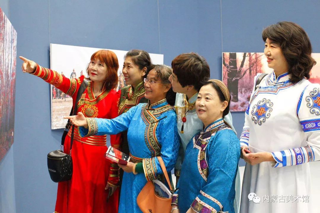 展览现场 ▎庆祝中华人民共和国成立七十周年“亮丽内蒙古,净土呼伦贝尔”——达斡尔族摄影家郭伟忠先生师生摄影作品展 第4张 展览现场 ▎庆祝中华人民共和国成立七十周年“亮丽内蒙古,净土呼伦贝尔”——达斡尔族摄影家郭伟忠先生师生摄影作品展 第4张