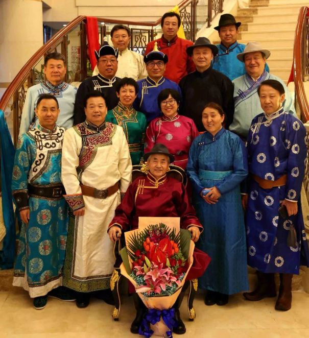 【今日头条】培养11名硕士研究生 8名博士研究生的蒙古族教授 第6张