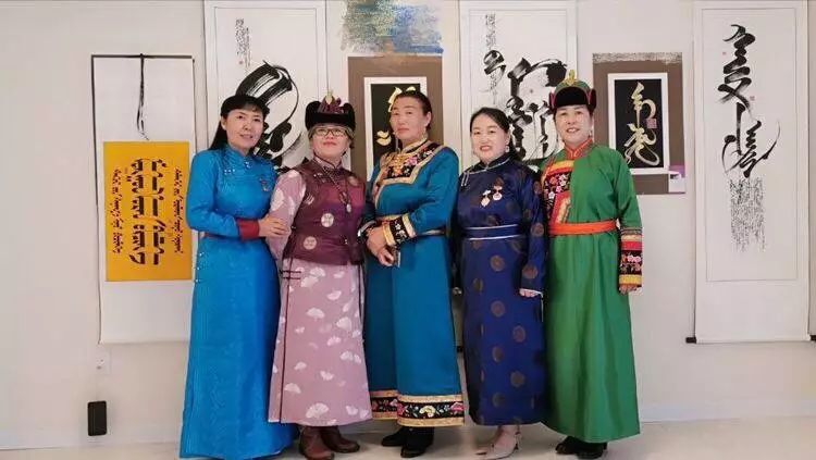 她带着蒙古文书法作品走进加拿大 第7张