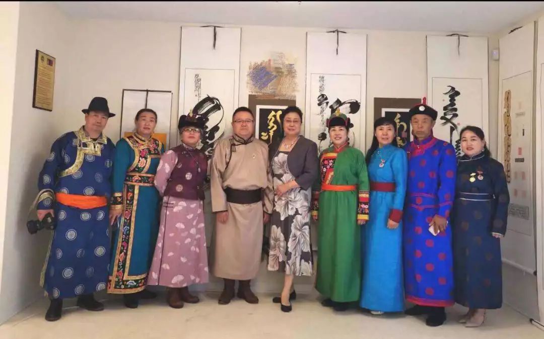 她带着蒙古文书法作品走进加拿大 第5张