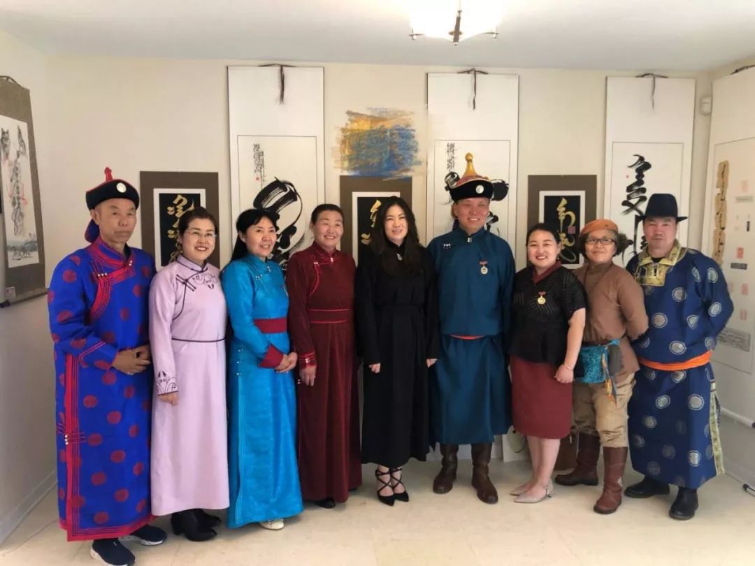 她带着蒙古文书法作品走进加拿大 第6张