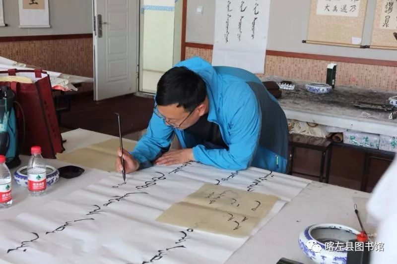 喀喇沁蒙古文书法培训基地举办 蒙古文书法进校园活动 第2张