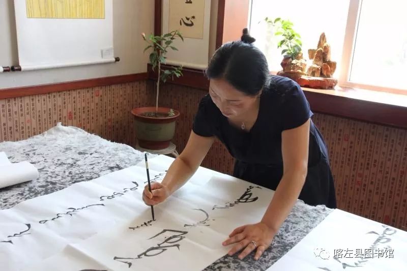 喀喇沁蒙古文书法培训基地举办 蒙古文书法进校园活动 第6张