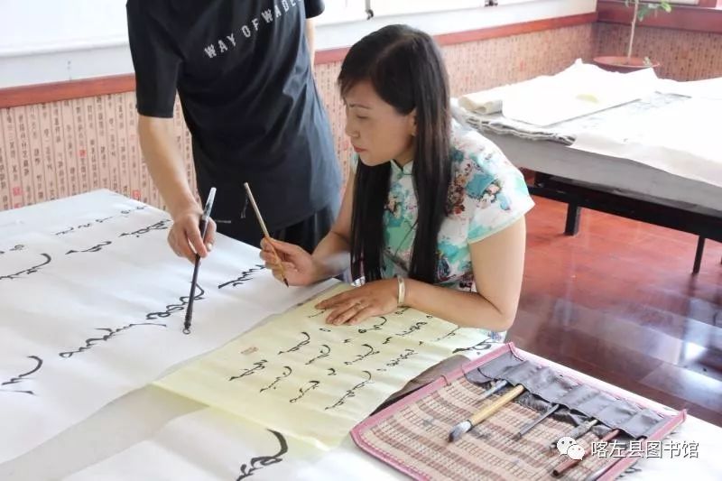 喀喇沁蒙古文书法培训基地举办 蒙古文书法进校园活动 第5张