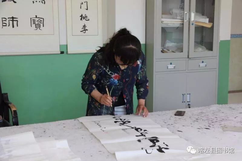 喀喇沁蒙古文书法培训基地举办 蒙古文书法进校园活动 第7张