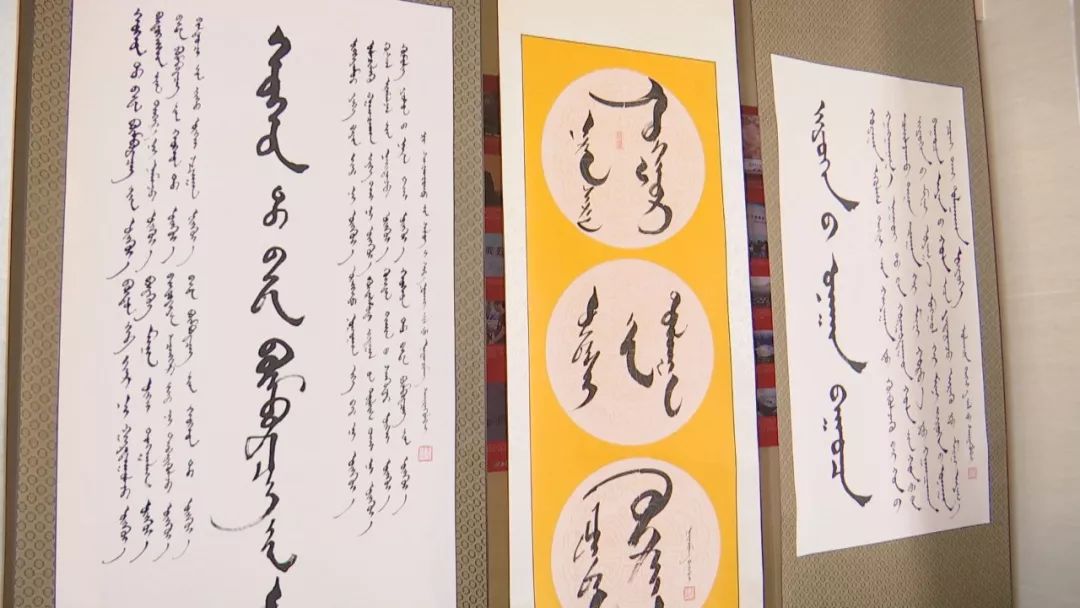 正镶白旗蒙古族女书法家举行新书发布及书法作品展(蒙古文) 第13张 正镶白旗蒙古族女书法家举行新书发布及书法作品展(蒙古文) 第13张