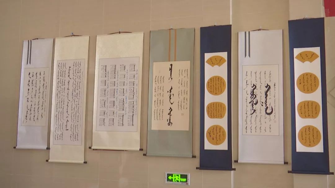 正镶白旗蒙古族女书法家举行新书发布及书法作品展(蒙古文) 第12张 正镶白旗蒙古族女书法家举行新书发布及书法作品展(蒙古文) 第12张