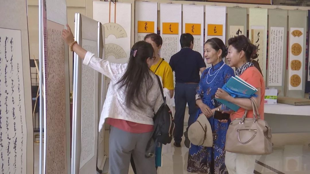 正镶白旗蒙古族女书法家举行新书发布及书法作品展(蒙古文) 第11张 正镶白旗蒙古族女书法家举行新书发布及书法作品展(蒙古文) 第11张