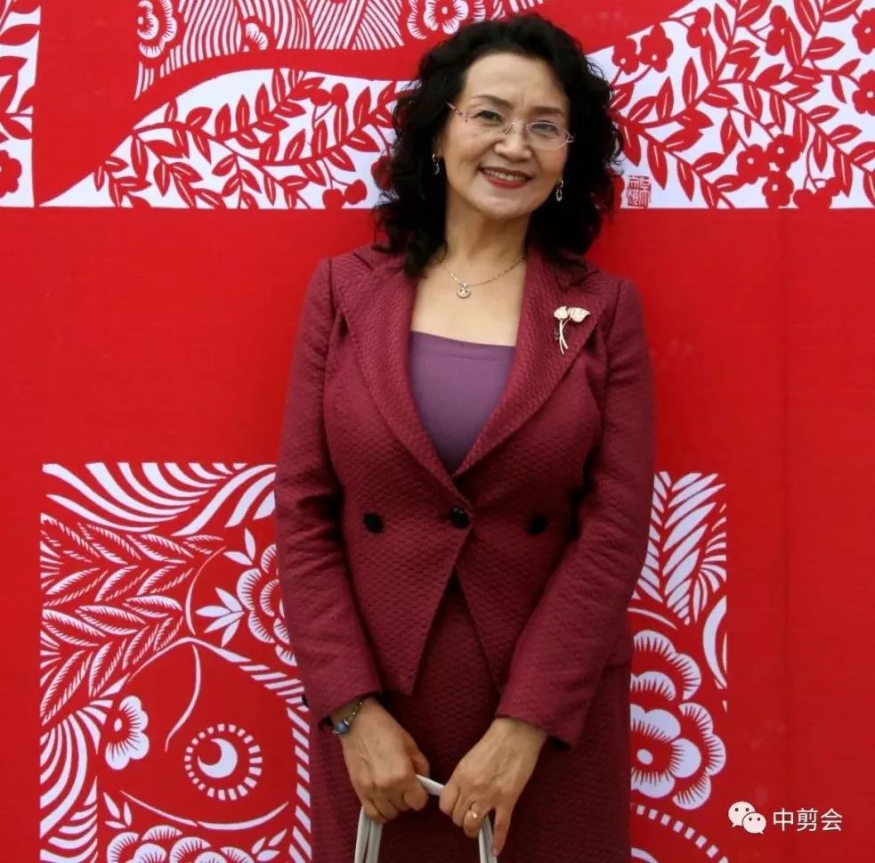 游唱游剪——记荣凤敏与她剪纸艺术中的草原风韵 第2张 游唱游剪——记荣凤敏与她剪纸艺术中的草原风韵 第2张