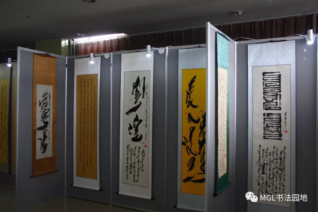 宝音陶格陶“乌珠穆沁”主题蒙古文书法展在西乌旗举办 第4张