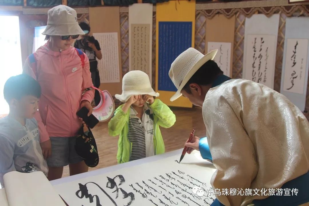 【非遗展览】东乌旗“蒙古马精神”主题蒙古文书法展览 在“辽阔草原 锡林颂歌”锡林郭勒那达慕会上展出 第15张 【非遗展览】东乌旗“蒙古马精神”主题蒙古文书法展览 在“辽阔草原 锡林颂歌”锡林郭勒那达慕会上展出 第15张