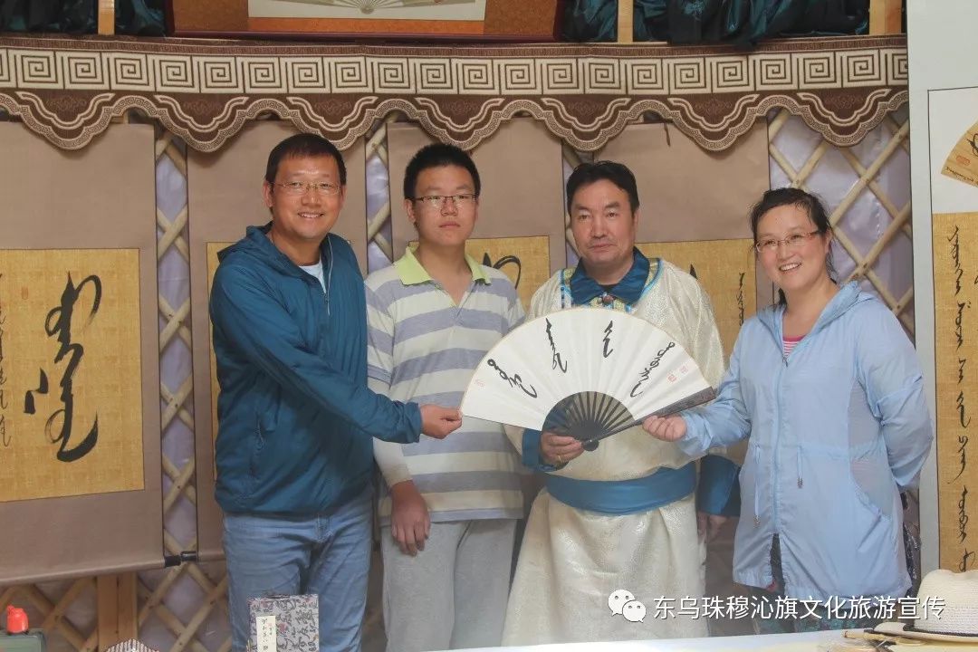 【非遗展览】东乌旗“蒙古马精神”主题蒙古文书法展览 在“辽阔草原 锡林颂歌”锡林郭勒那达慕会上展出 第16张 【非遗展览】东乌旗“蒙古马精神”主题蒙古文书法展览 在“辽阔草原 锡林颂歌”锡林郭勒那达慕会上展出 第16张