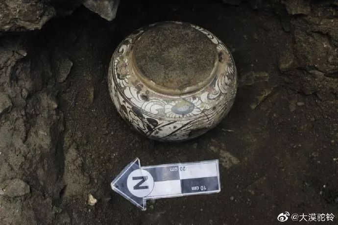 【蒙古资讯】蒙古国永冻土层出土了八百年前罐藏的冻奶皮和黄油 第2张