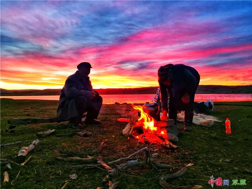 新疆阿勒泰牧民夏季转场：漫天霞光中的剪影如诗如画 第2张