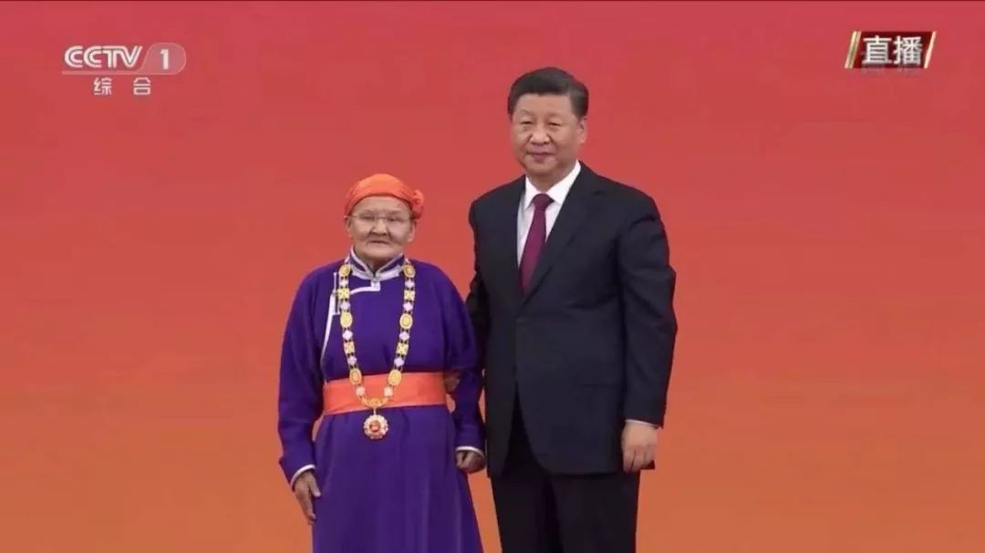 （蒙古文）致敬！“草原母亲”都贵玛荣获“人民楷模”国家荣誉称号