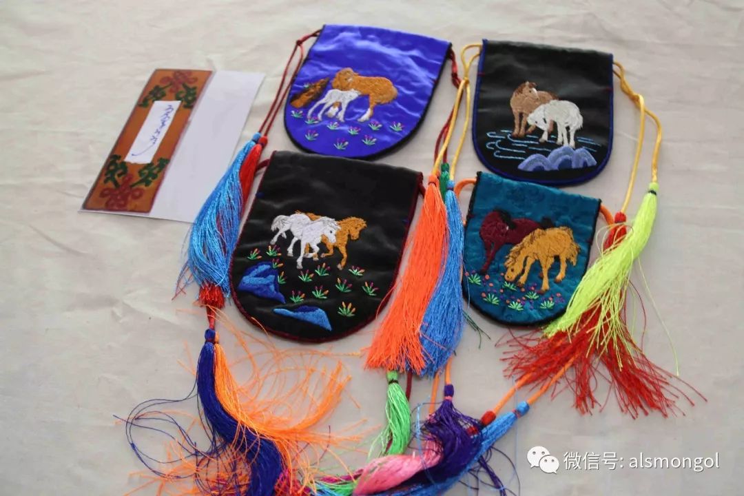 民俗丨阿拉善首届蒙古族刺绣银饰专题展览上的刺绣作品美翻了