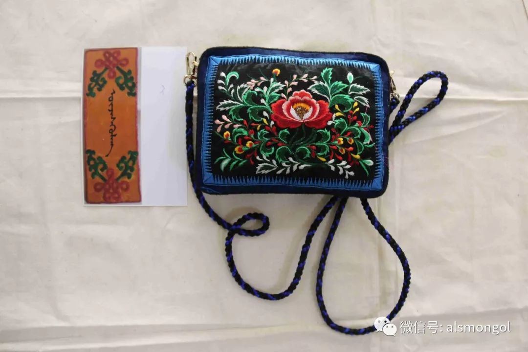 民俗丨阿拉善首届蒙古族刺绣银饰专题展览上的刺绣作品美翻了