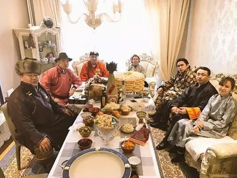 【蒙古服饰图片】蒙古国明星新年装扮 果然是民族服饰最美！