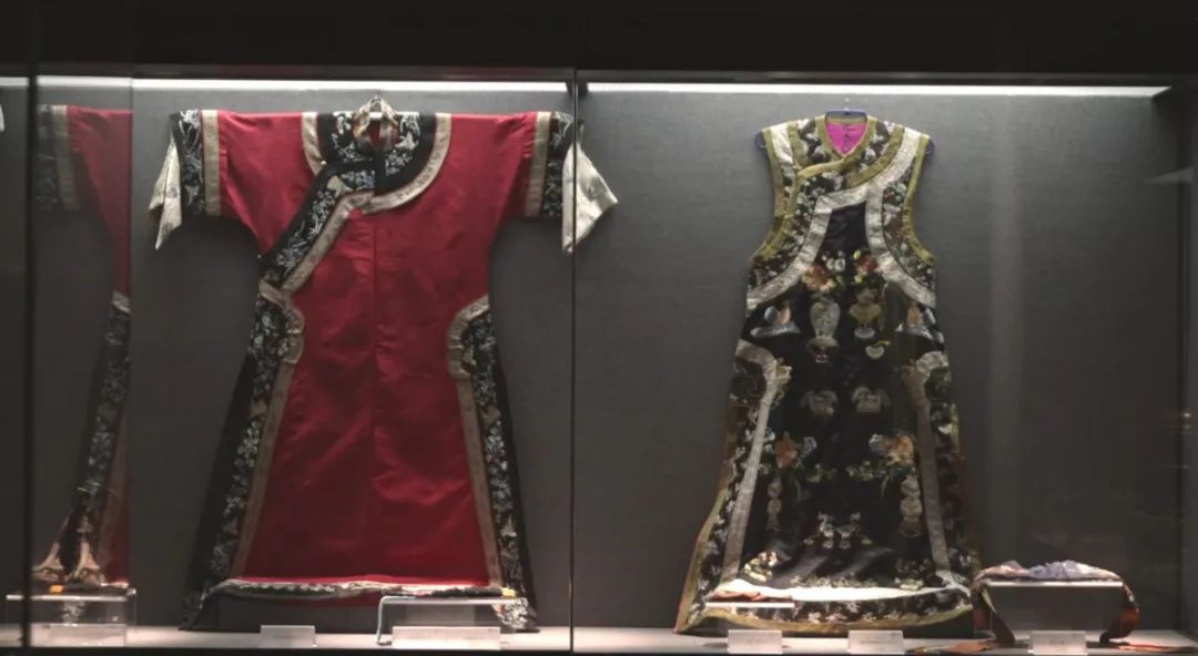 【聚焦】巴林右旗文物讲北疆故事——清代绣博古纹蒙古族服饰