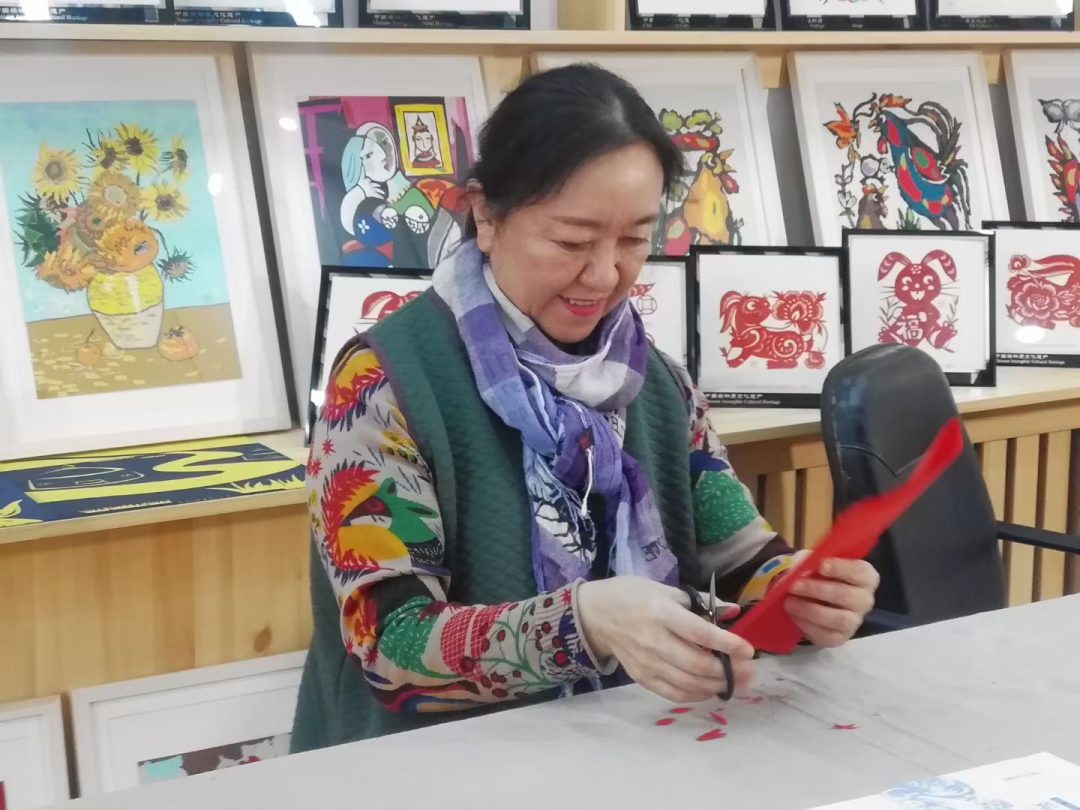 蒙古族剪纸艺术家萨仁
