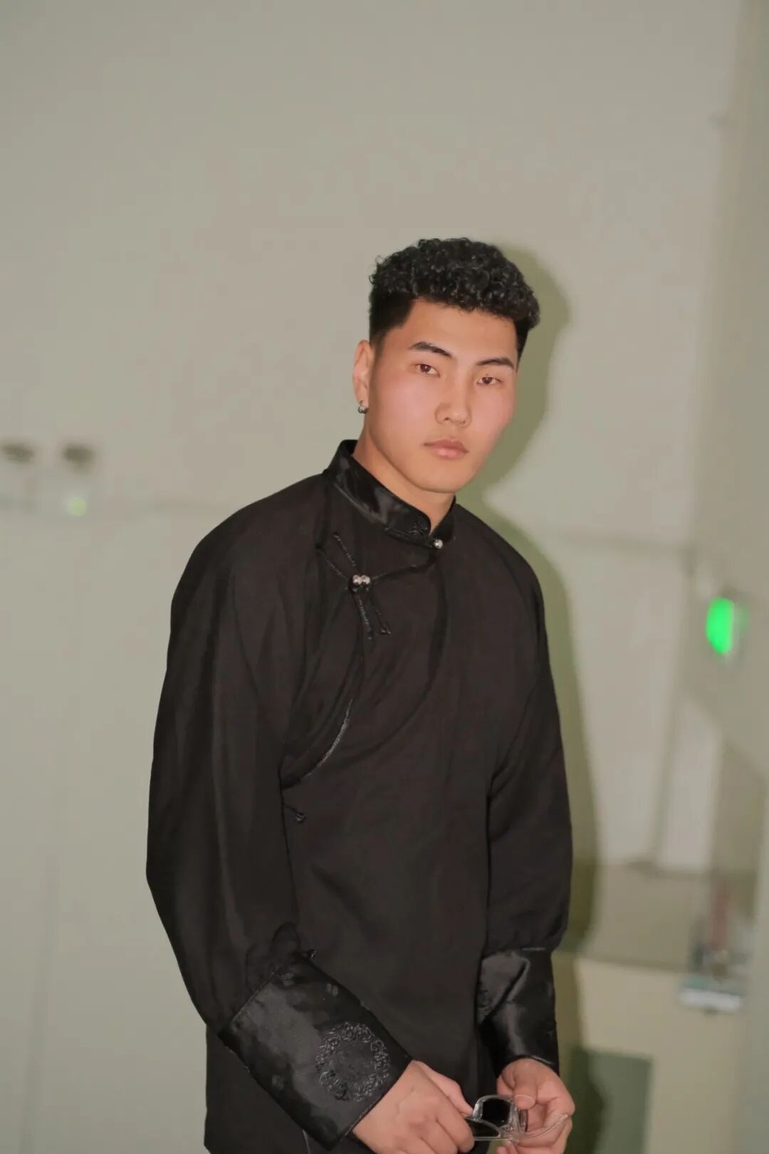 192cm的蒙古男模，还是位画风治愈的插画设计师。